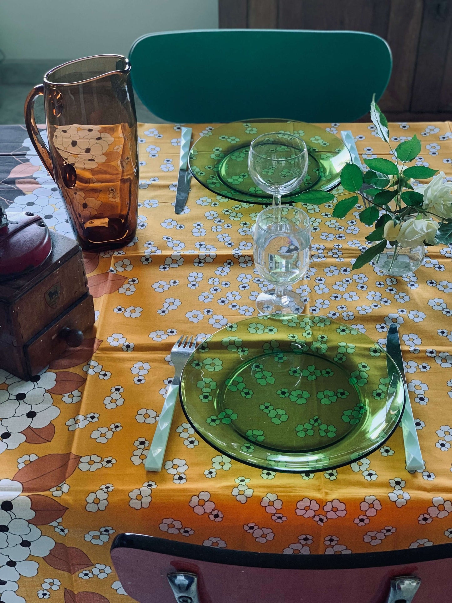 Grande carafe en verre ambré