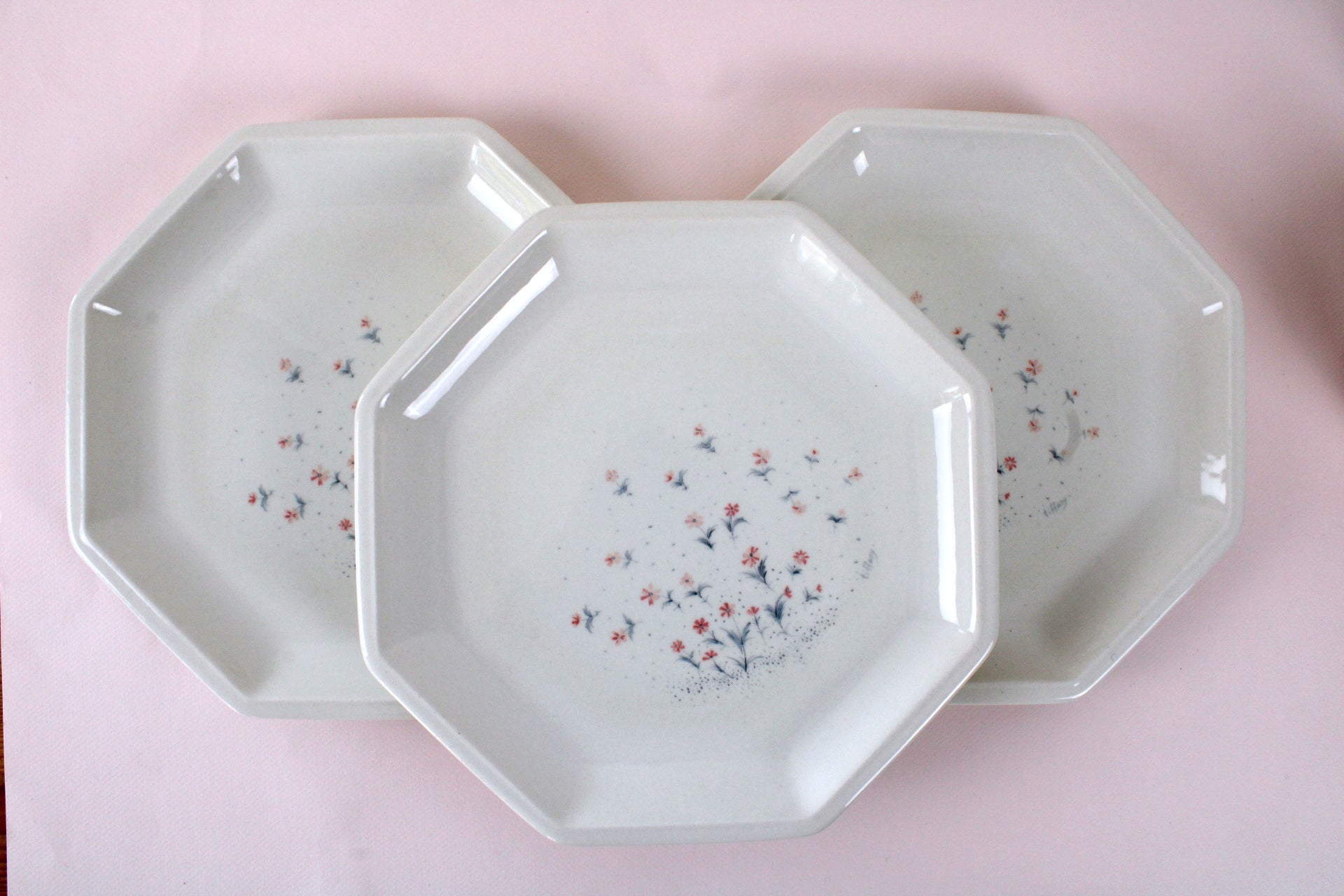 Assiettes plates octogonales signées Tiffany