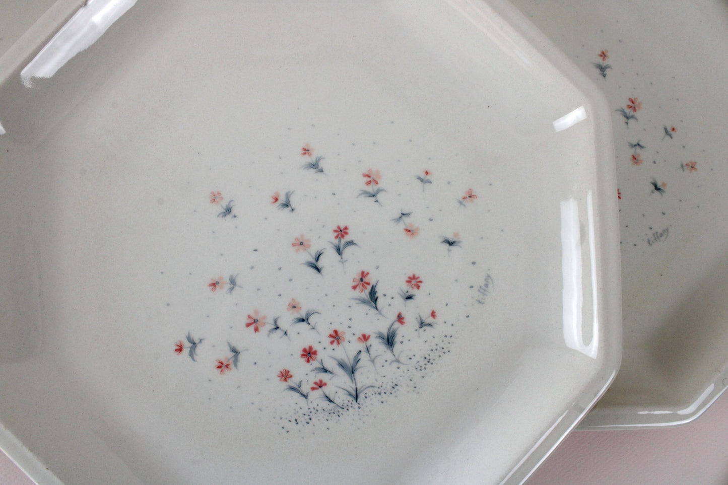 Assiettes plates octogonales signées Tiffany