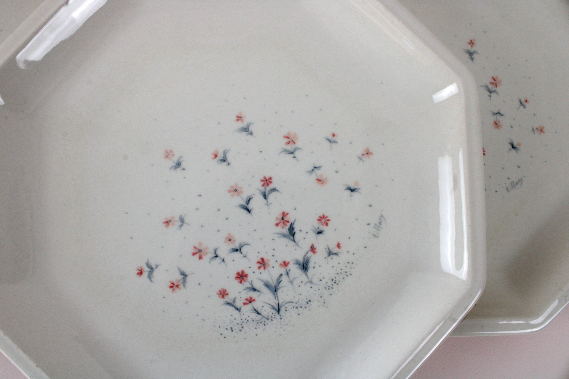 Assiettes plates octogonales signées Tiffany