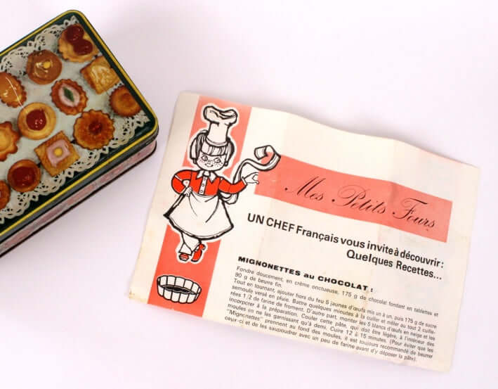 Boîte en métal et ses minis moules à pâtisserie