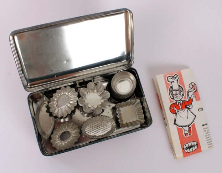 Boîte en métal et ses minis moules à pâtisserie