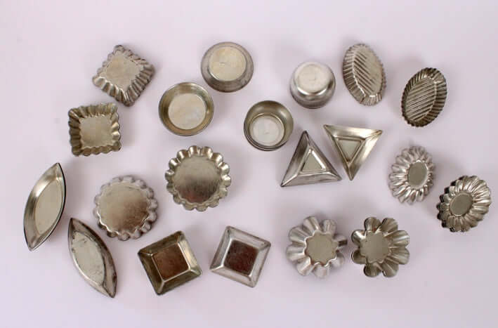 Boîte en métal et ses minis moules à pâtisserie