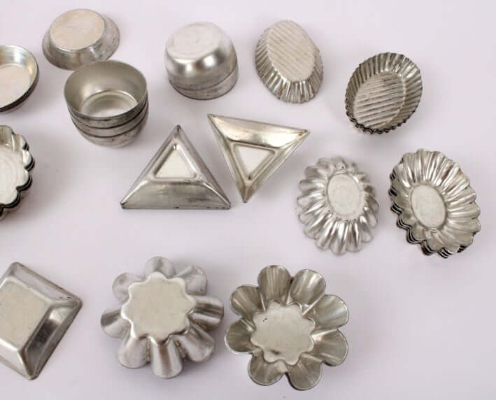 Boîte en métal et ses minis moules à pâtisserie