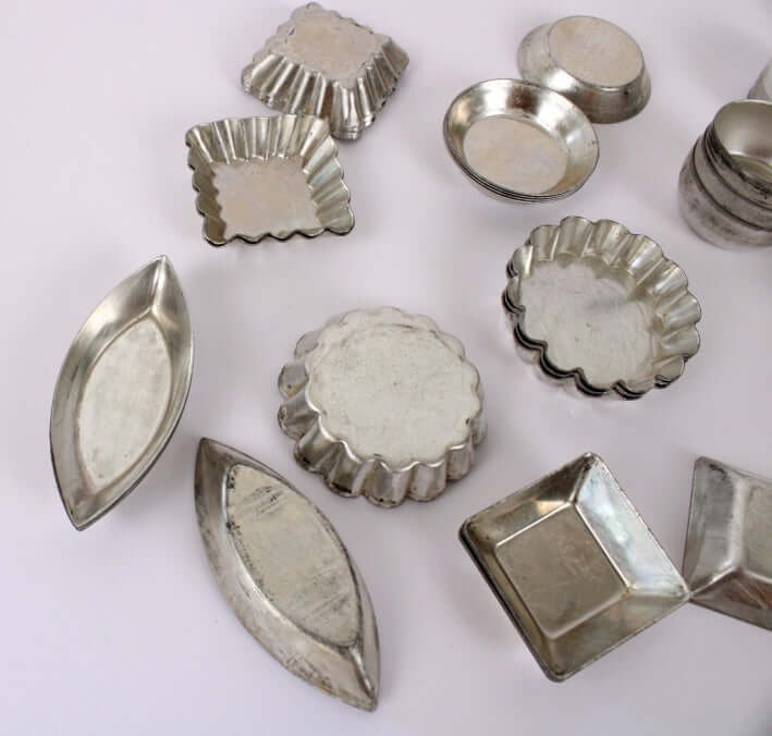 Boîte en métal et ses minis moules à pâtisserie