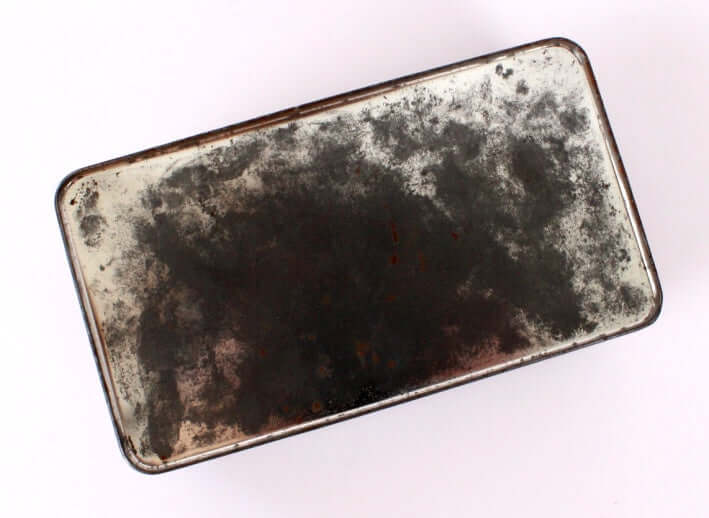 Boîte en métal et ses minis moules à pâtisserie