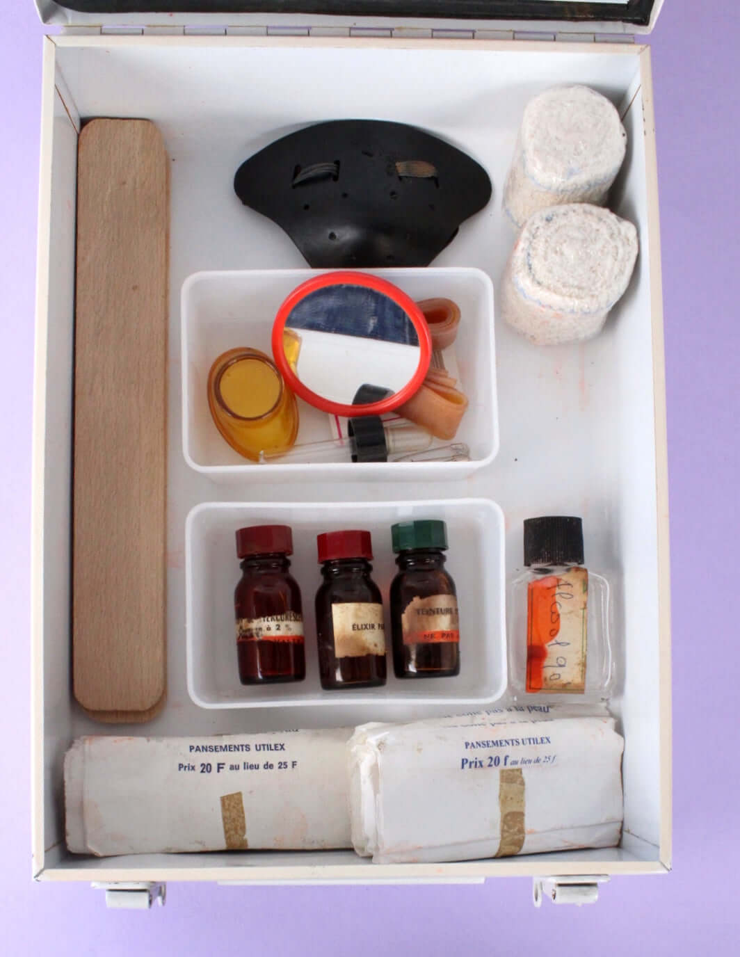 Boîte à pharmacie en métal vintage