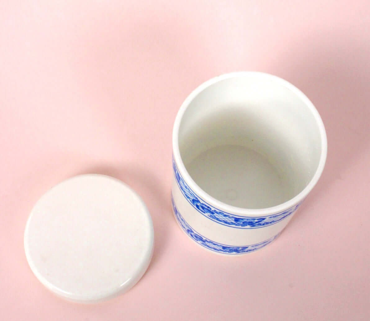 Boîte bleue et blanche vintage