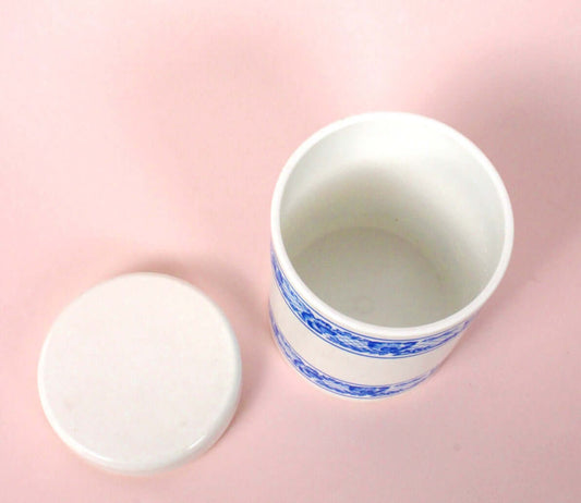 Boîte bleue et blanche vintage