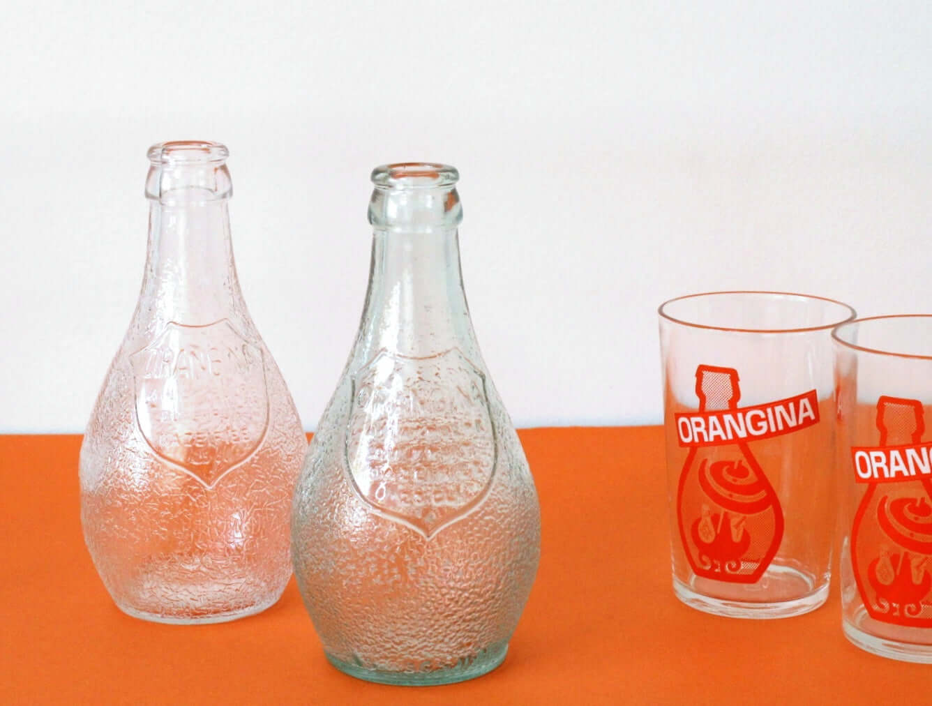 Bouteilles d'Orangina vintages