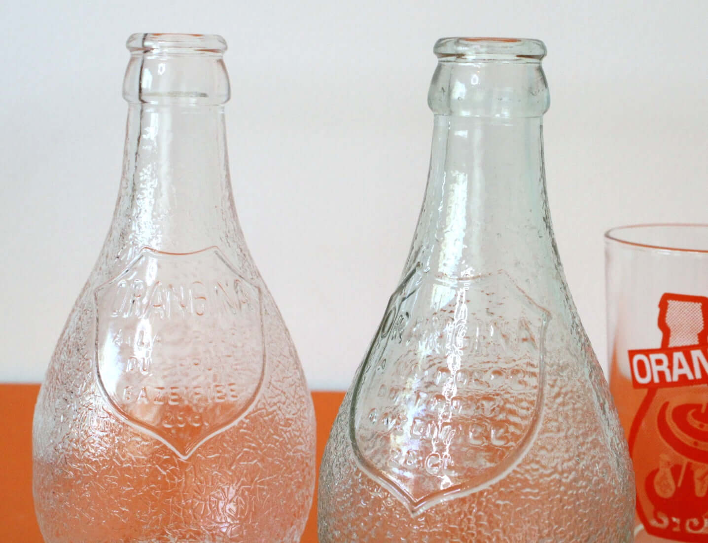 Bouteilles d'Orangina vintages