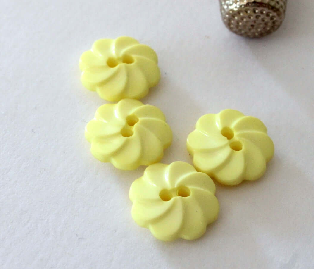 Boutons fleurs jaunes pâles vintage