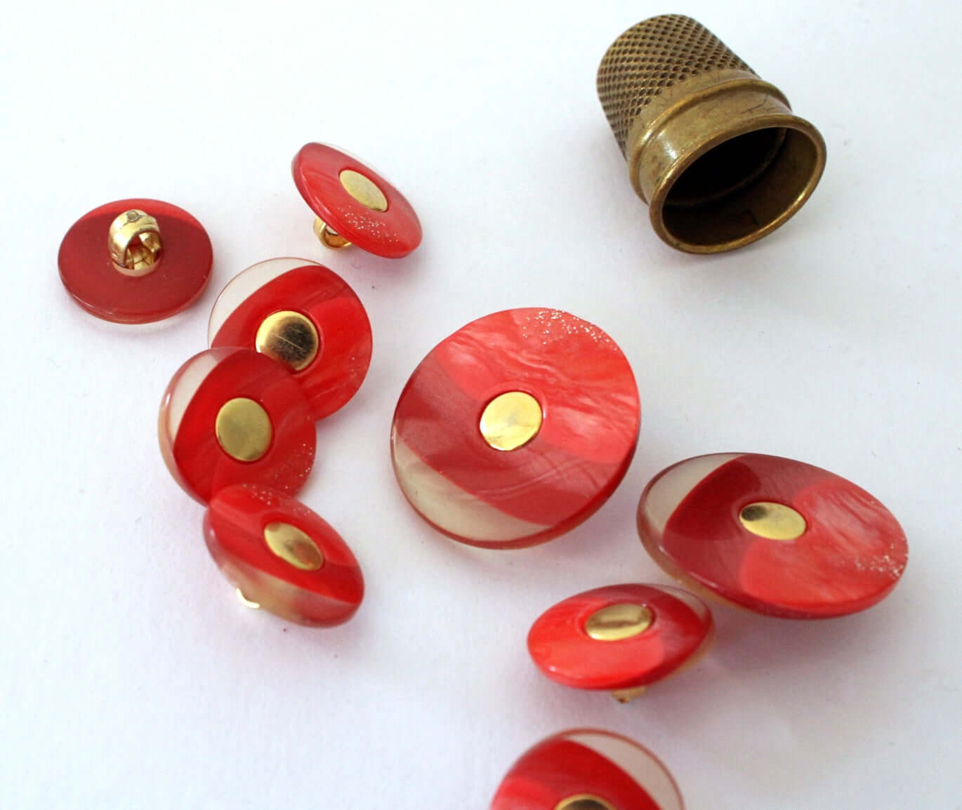 Boutons rouges et dorés vintage