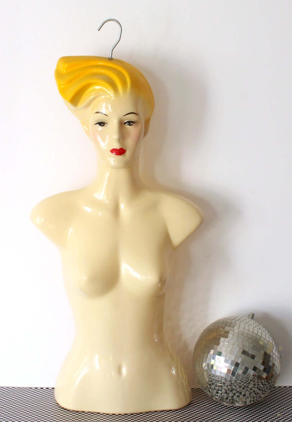 Mannequin en plastique thermoformé vintage