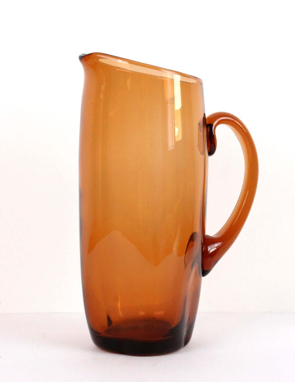 Grande carafe en verre ambré