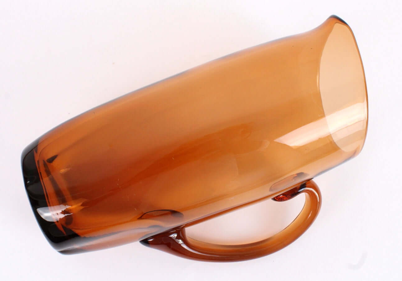 Grande carafe en verre ambré
