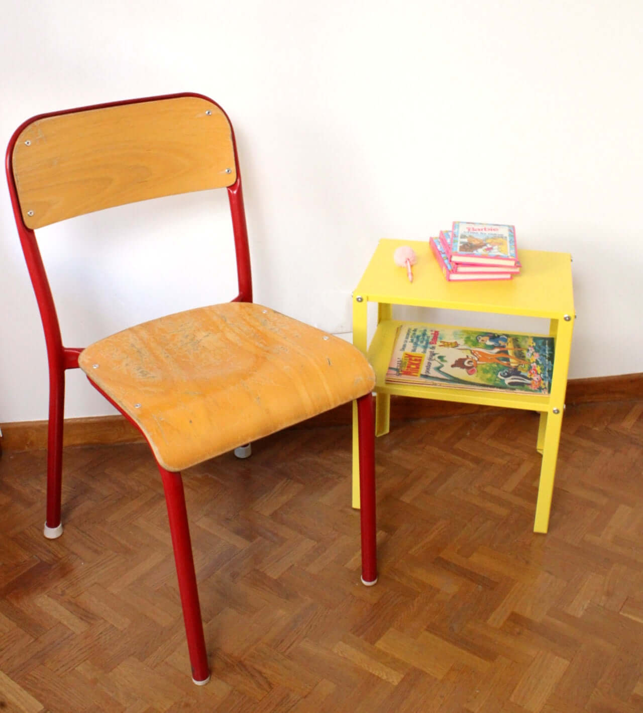 Chaise Mullca rouge dossier arrondi