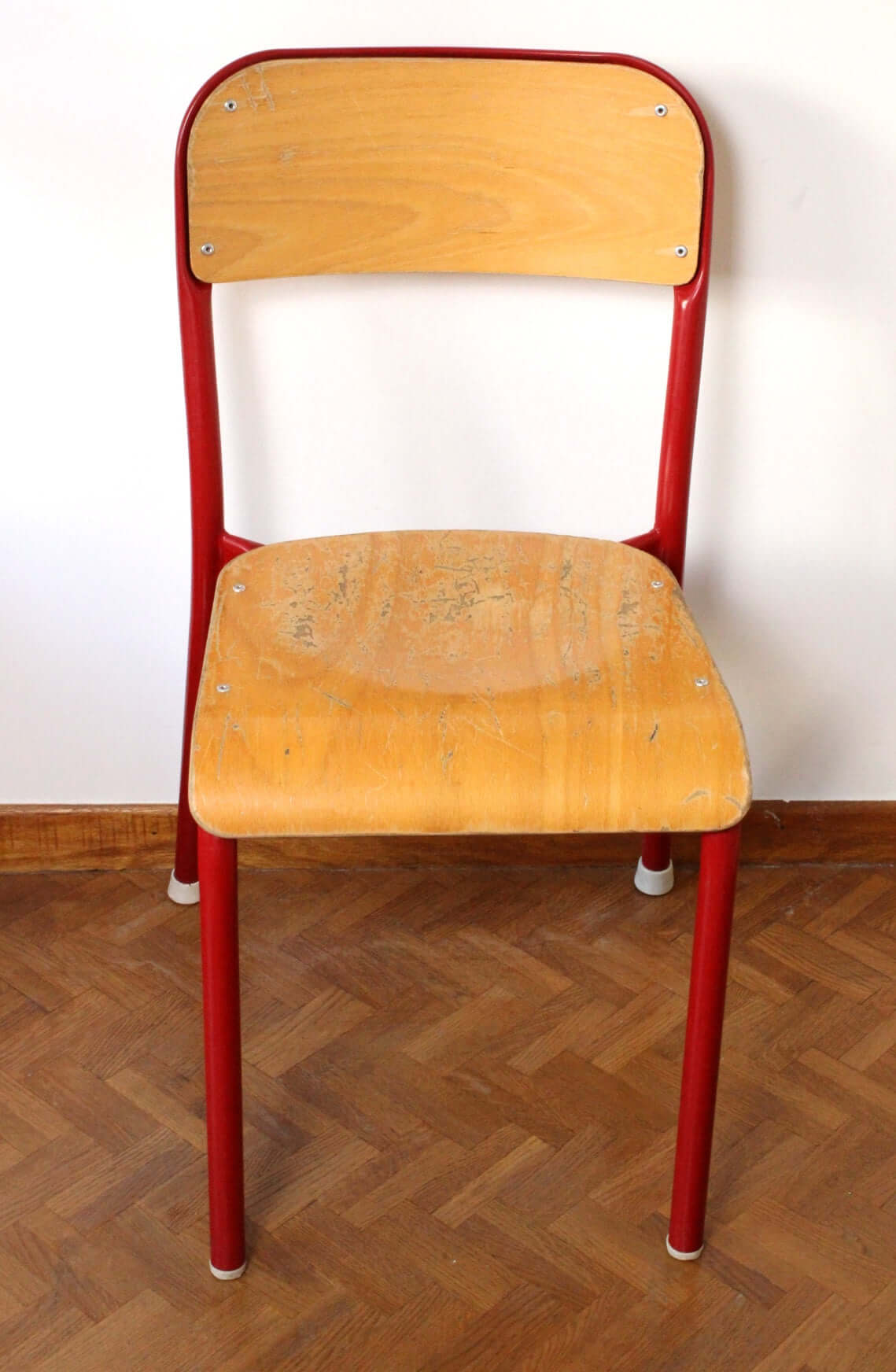 Chaise Mullca rouge dossier arrondi