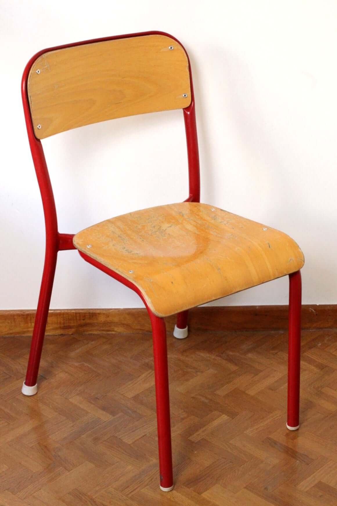 Chaise Mullca rouge dossier arrondi