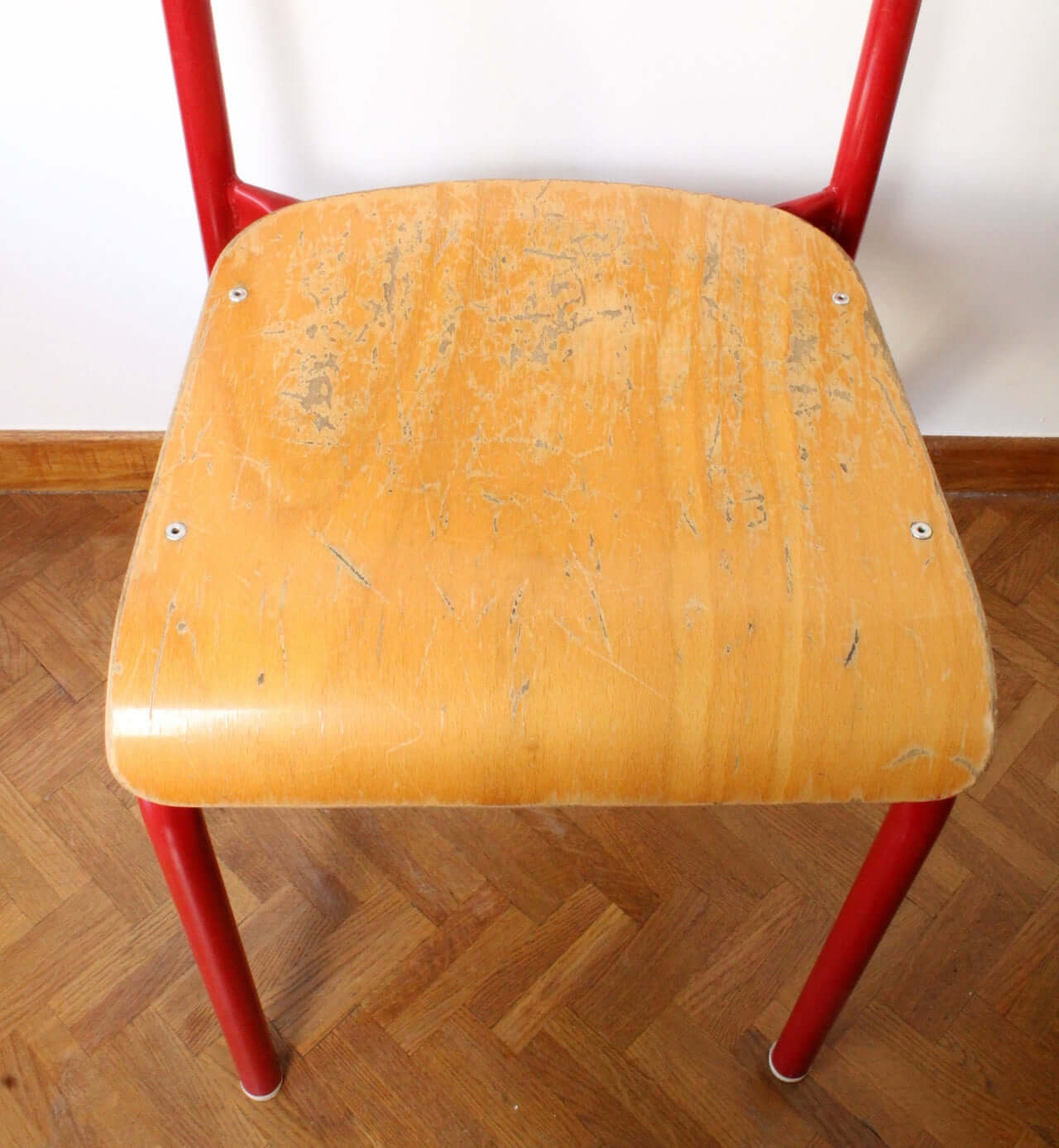 Chaise Mullca rouge dossier arrondi