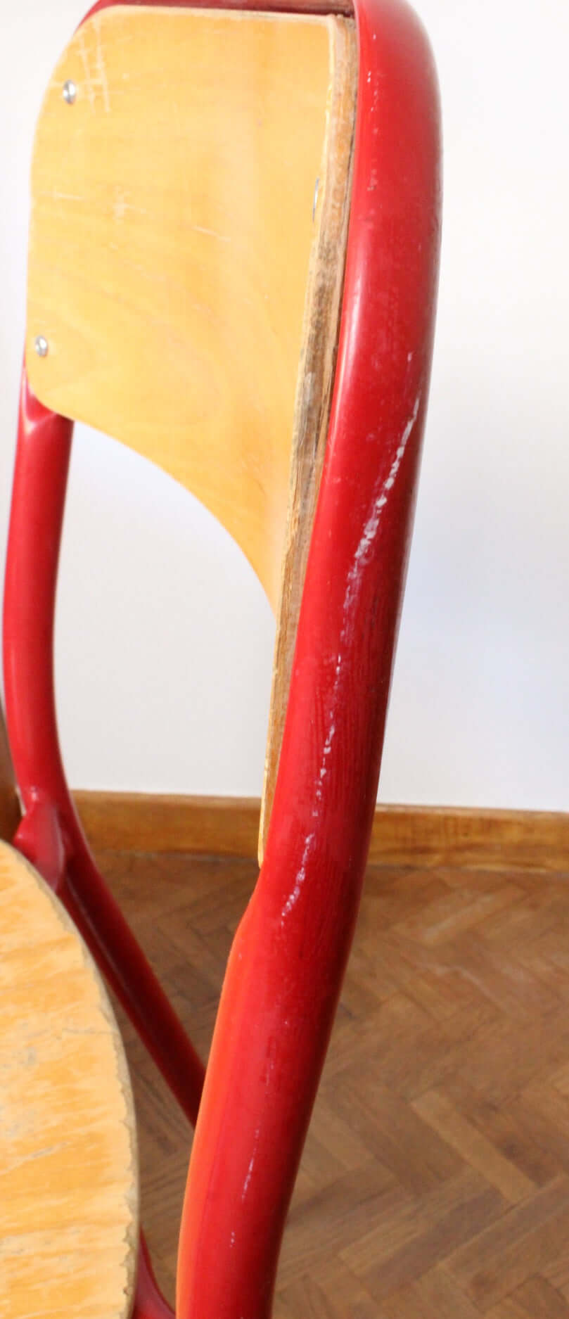 Chaise Mullca rouge dossier arrondi