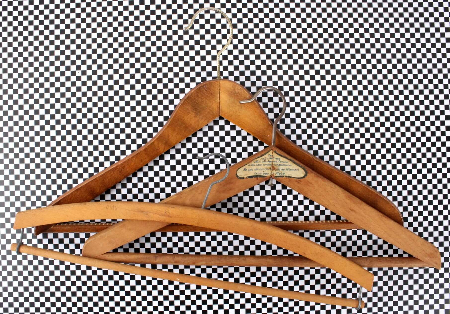 Grands cintres en bois vintages