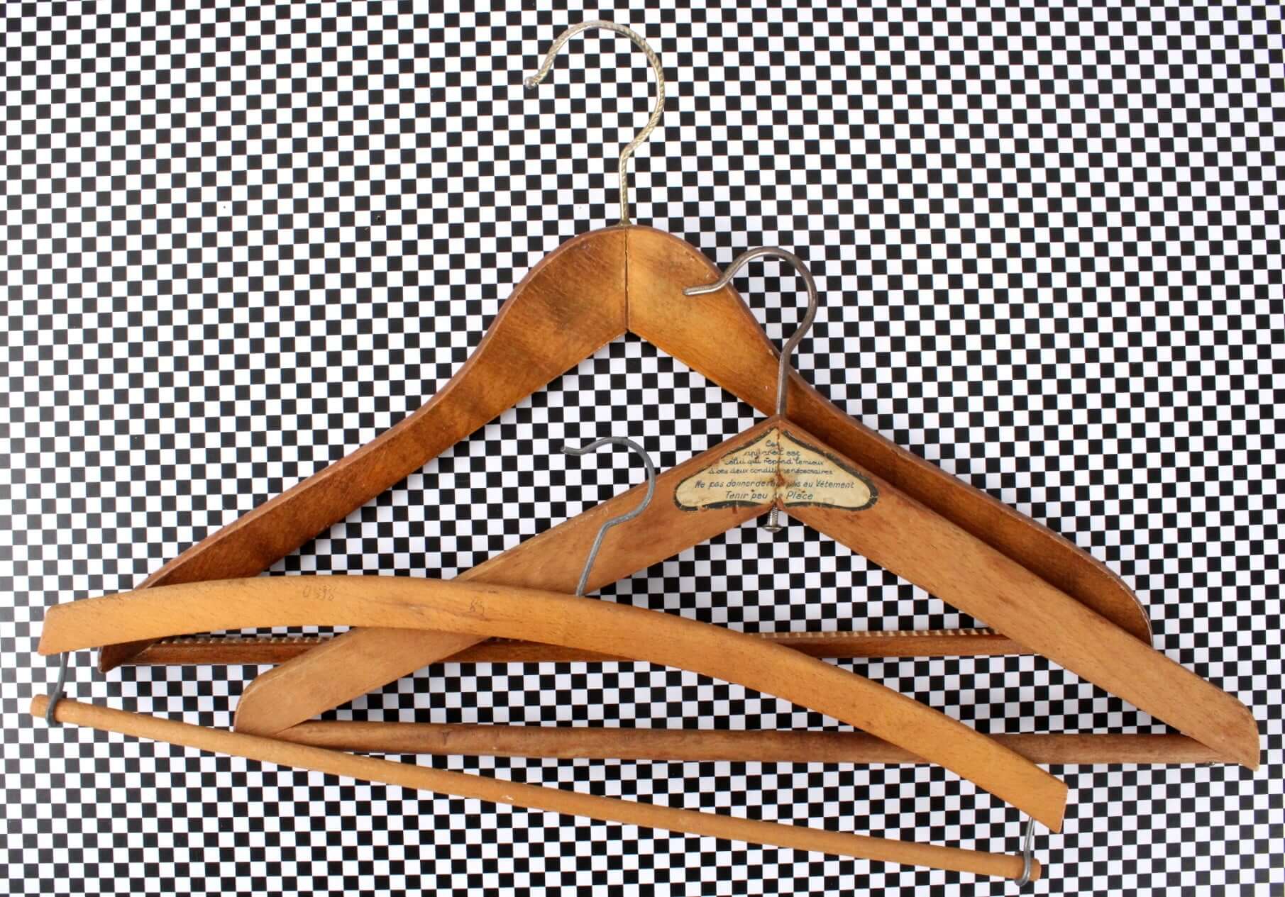 Grands cintres en bois vintages