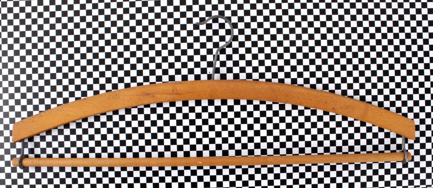 Grands cintres en bois vintages