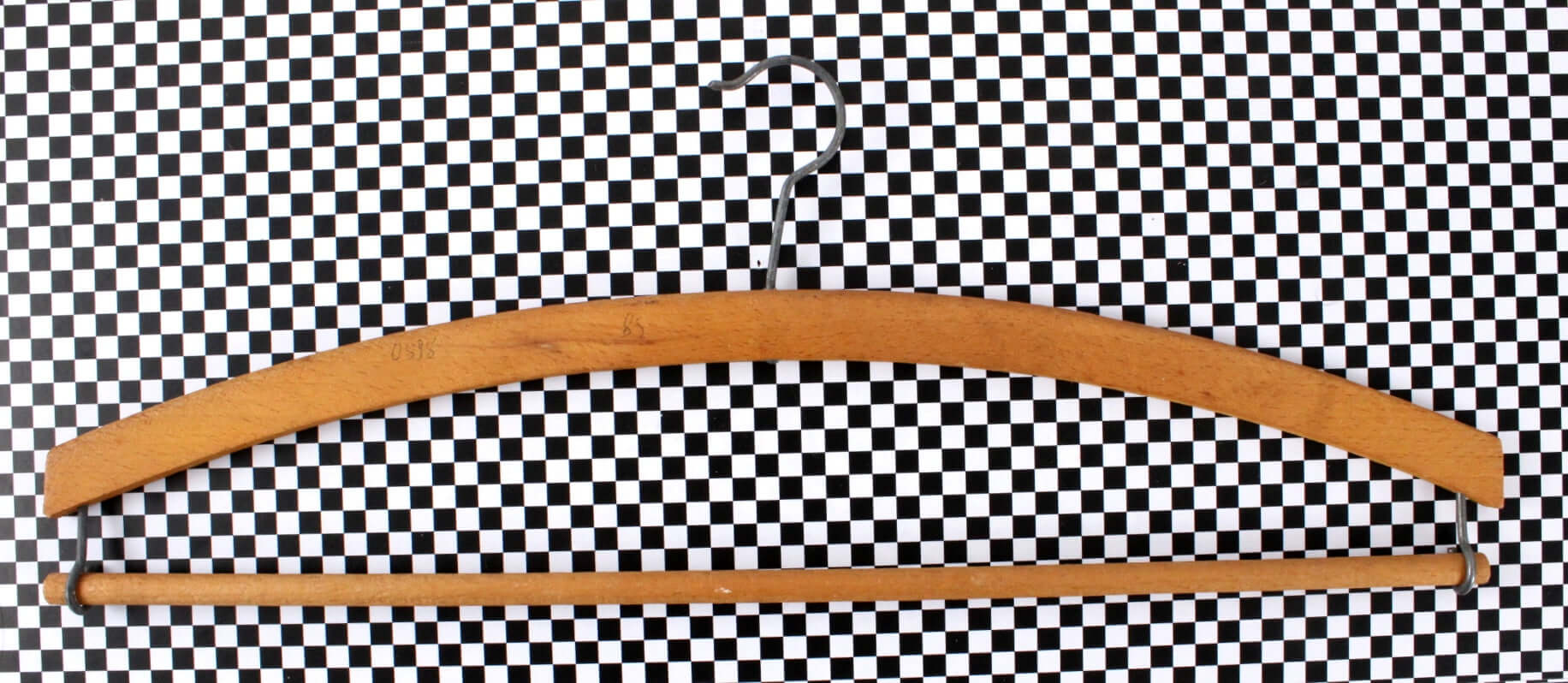 Grands cintres en bois vintages