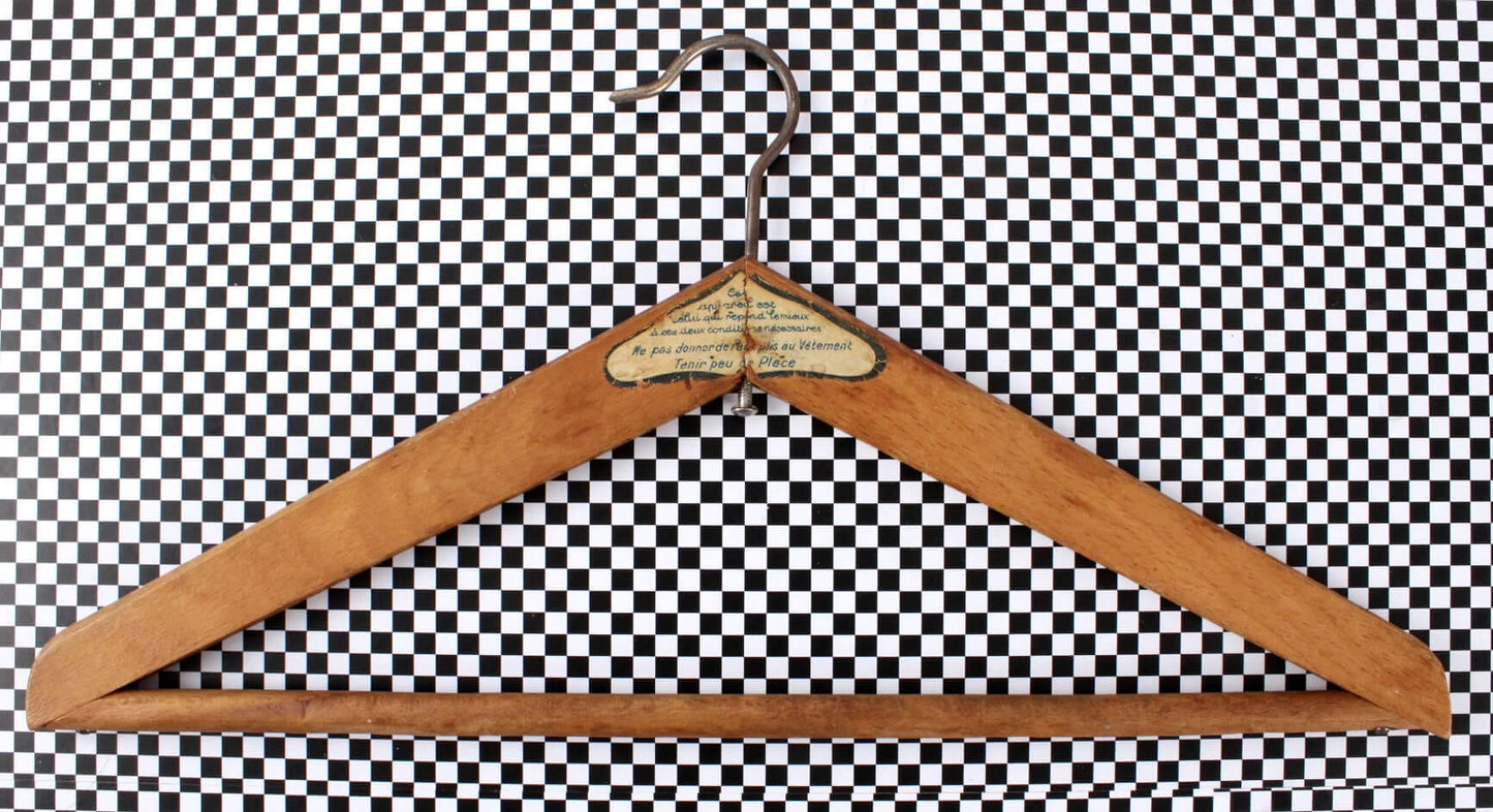 Grands cintres en bois vintages