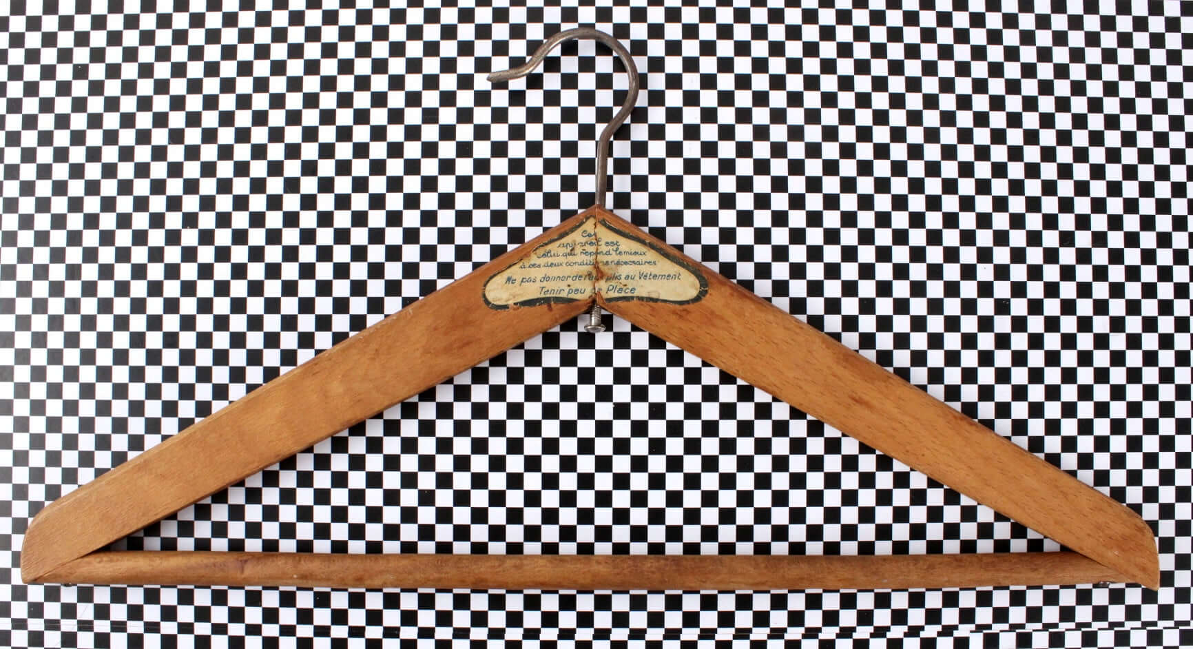 Grands cintres en bois vintages