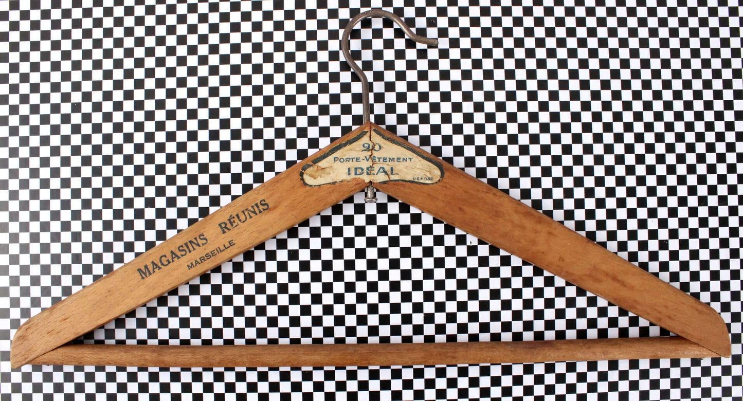 Grands cintres en bois vintages