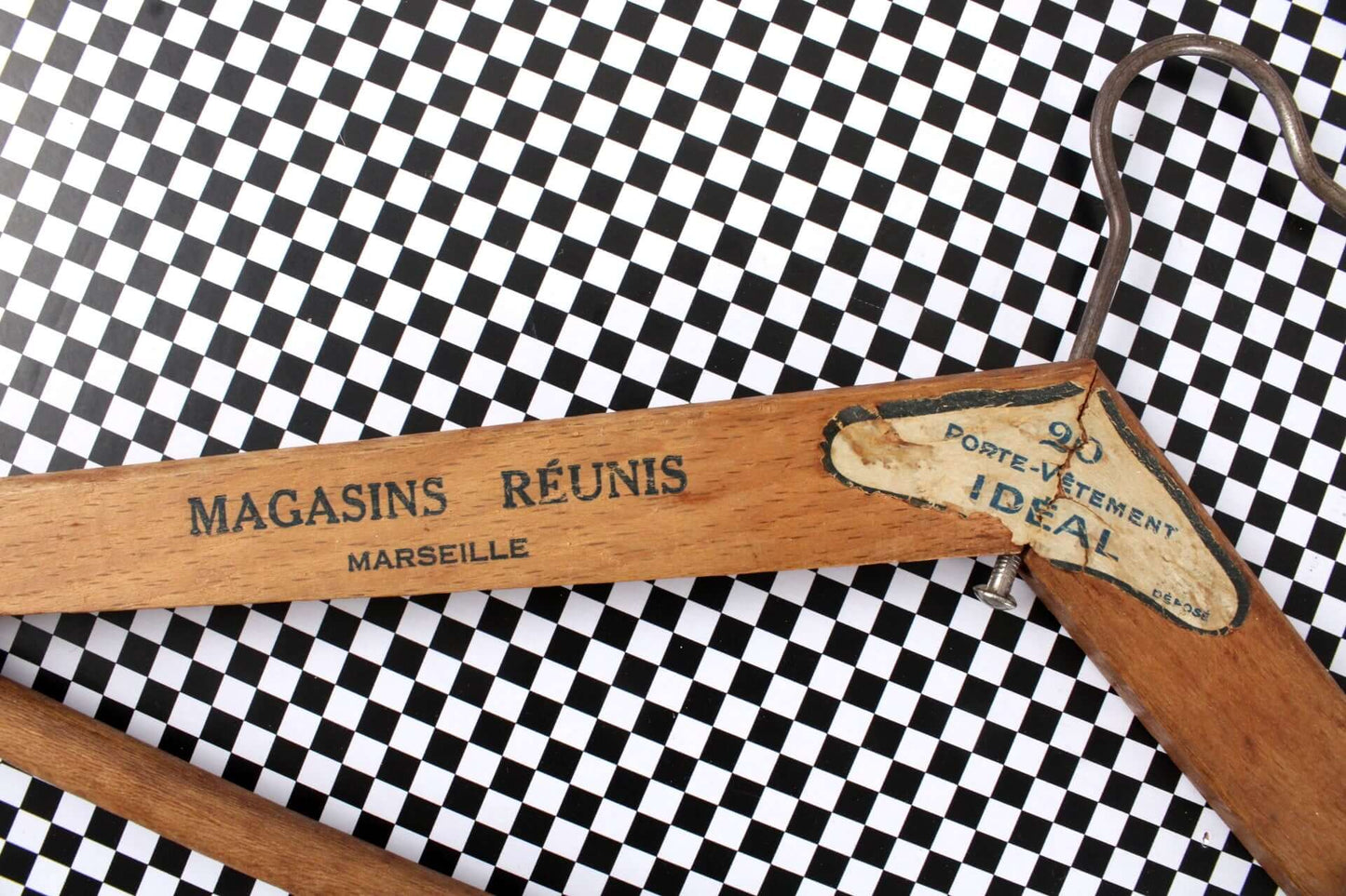 Grands cintres en bois vintages