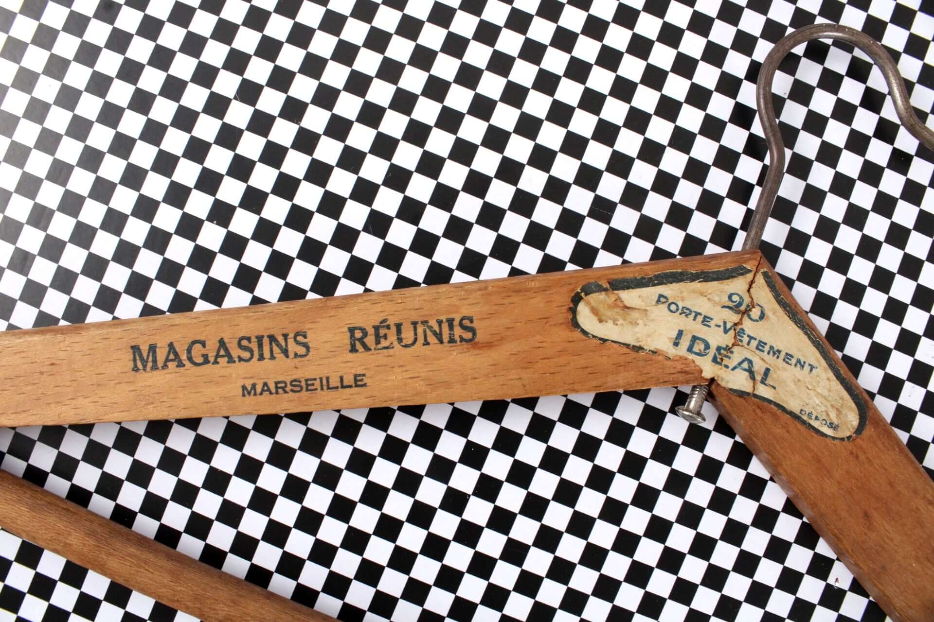 Grands cintres en bois vintages