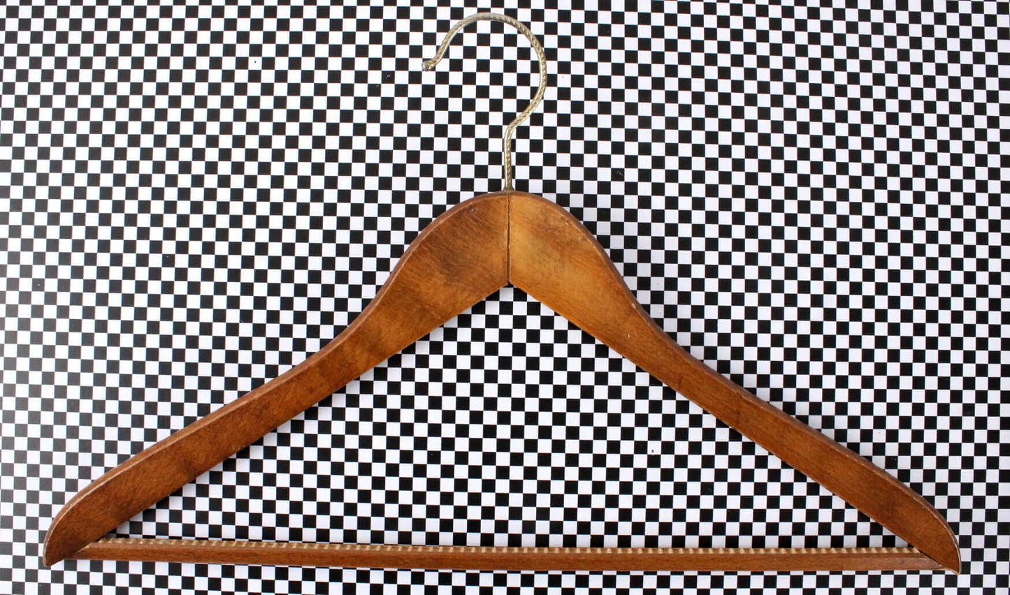 Grands cintres en bois vintages