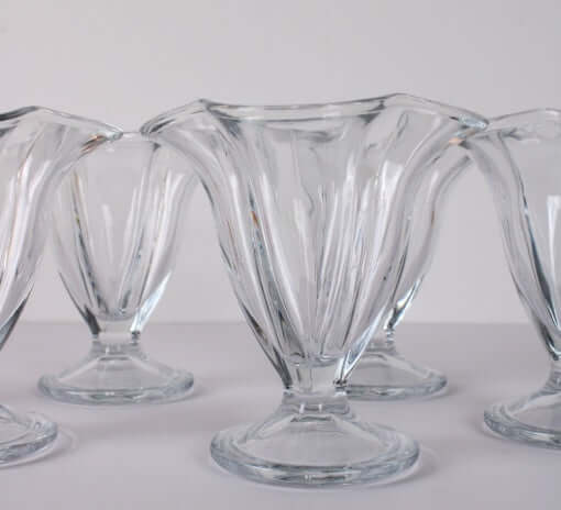 Série de coupes à glace en verre transparent