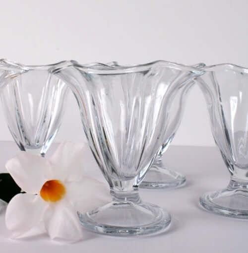 Série de coupes à glace en verre transparent