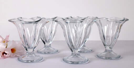 Série de coupes à glace en verre transparent