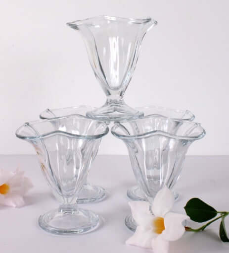 Série de coupes à glace en verre transparent