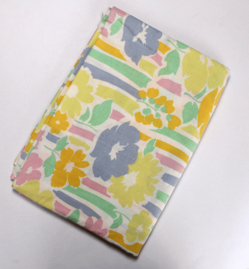 Grand coupon de tissu fleuri couleurs pastels