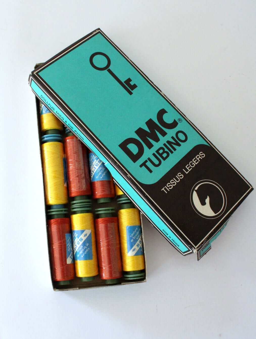 Petites bobines de fils coloris mélangés vintage