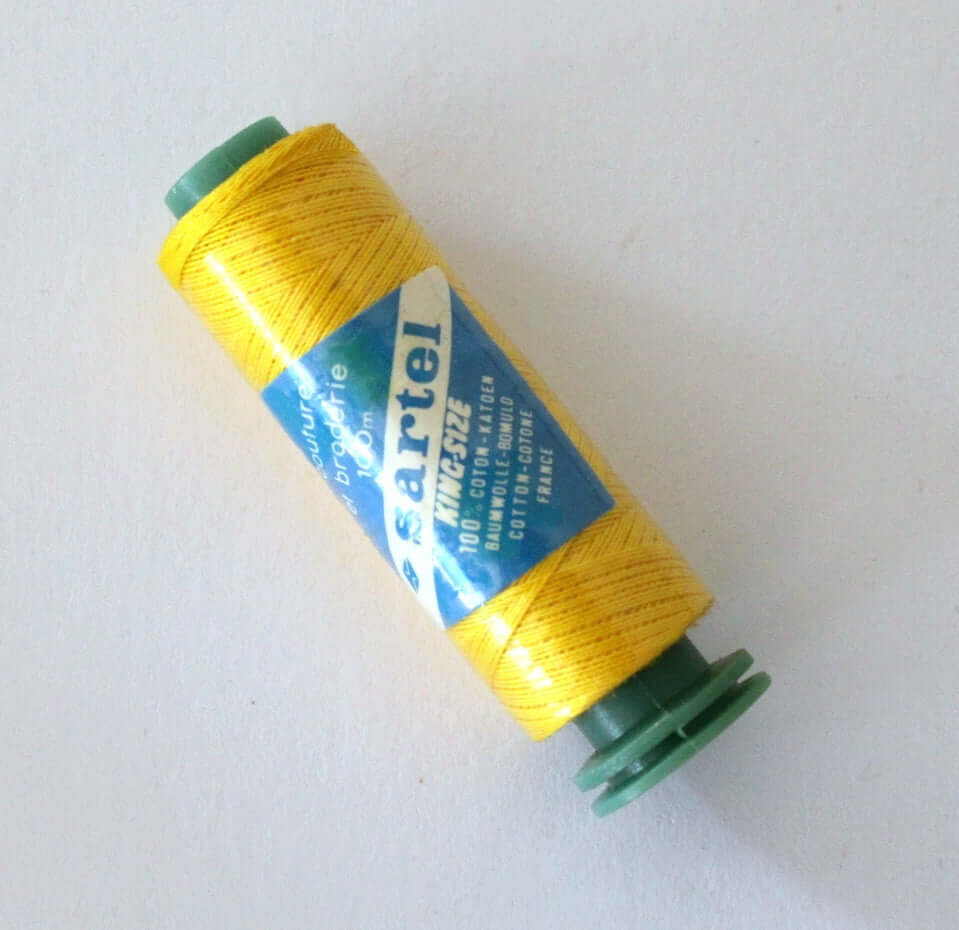 Petites bobines de fils coloris mélangés vintage