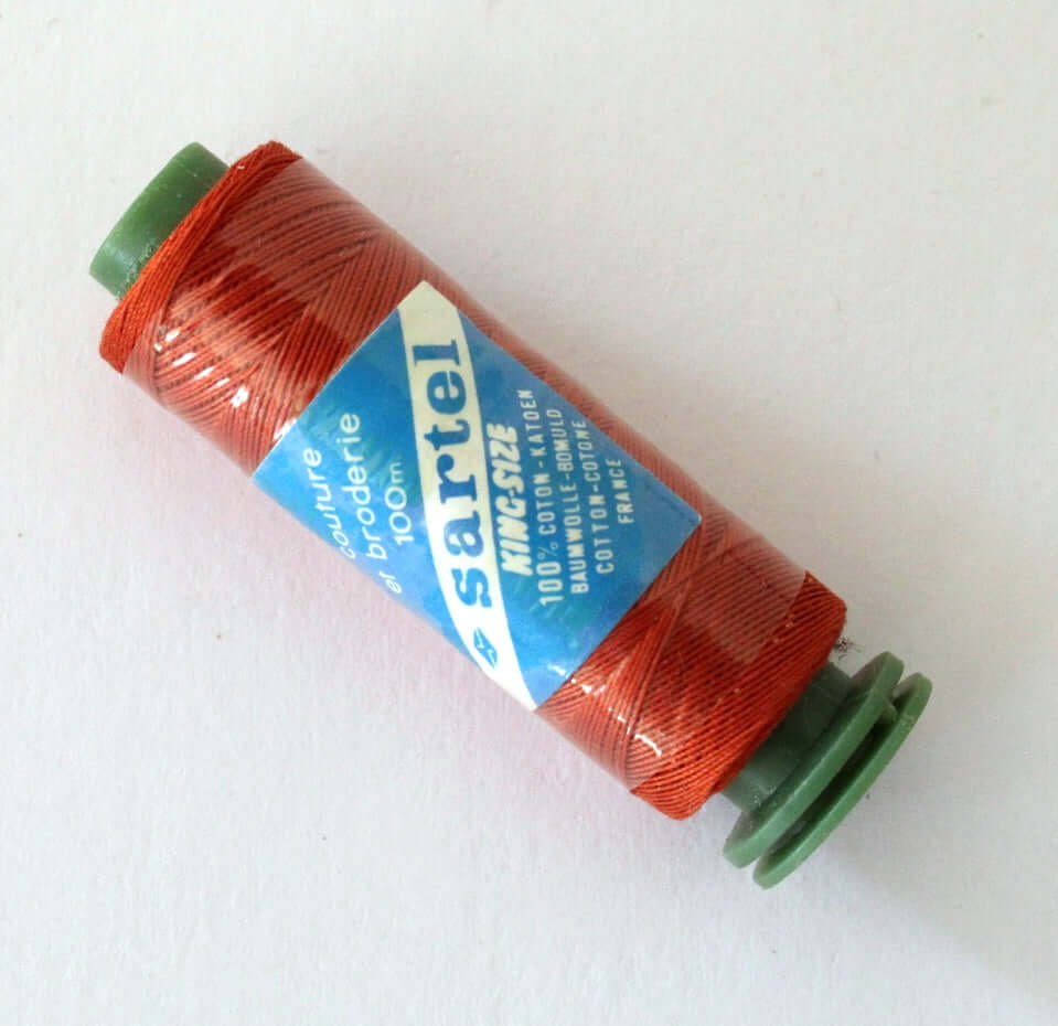 Petites bobines de fils coloris mélangés vintage