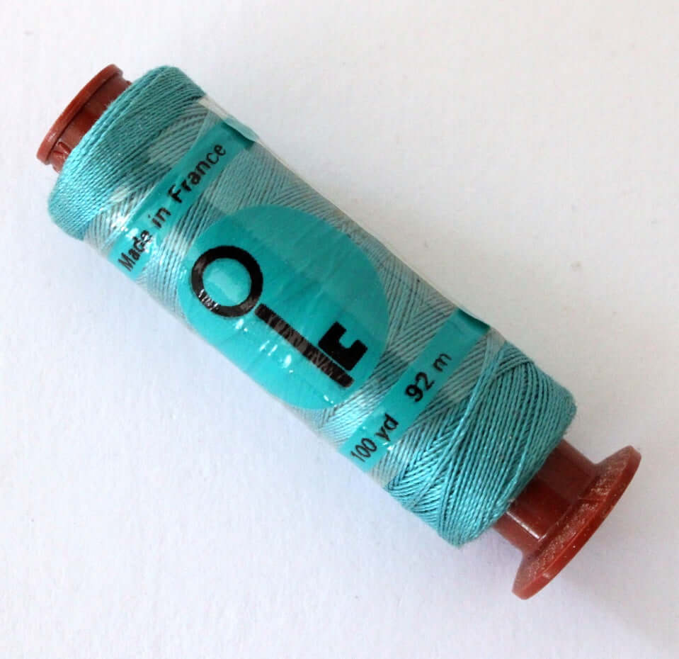 Petites bobines de fils coloris mélangés vintage