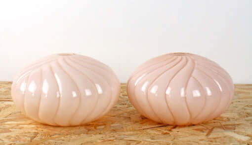 Globes anciens en verre rose poudré