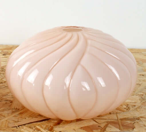 Globes anciens en verre rose poudré