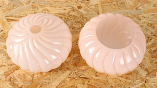 Globes anciens en verre rose poudré