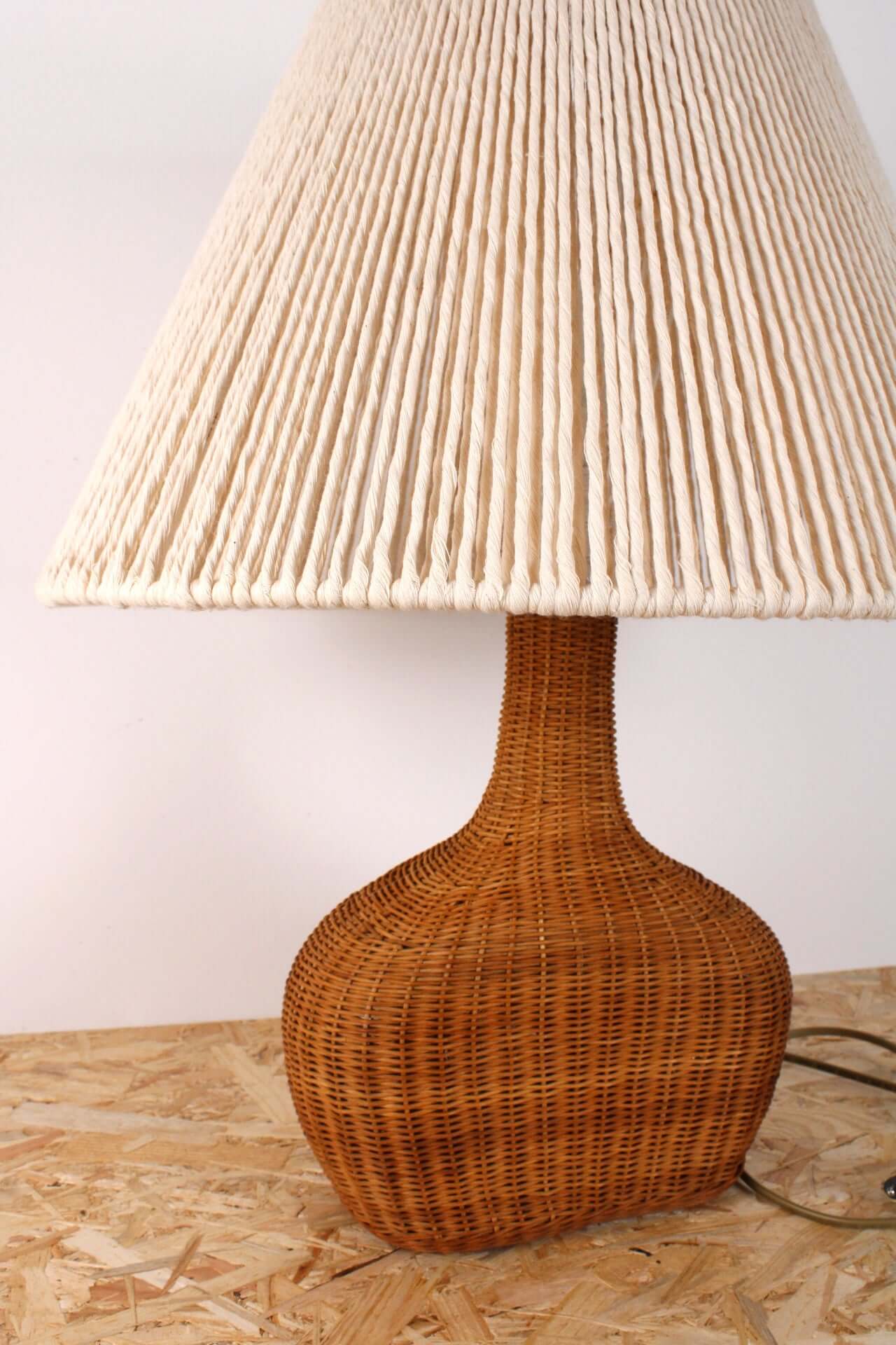Grande lampe rotin et abat-jour tissé