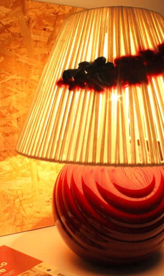 Grande lampe pied boule abat-jour tissé