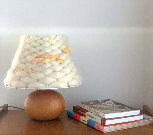 Lampe de chevet pied boule en bois et abat-jour tissé